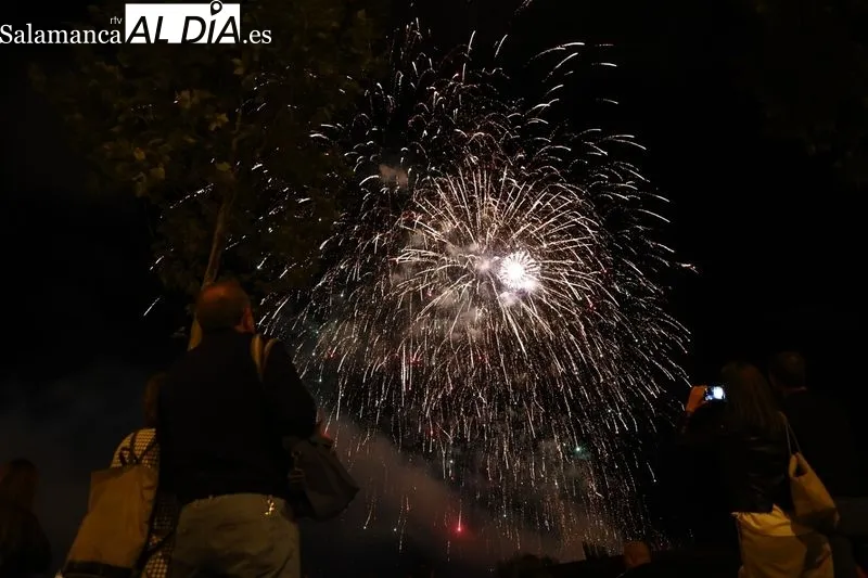 Los fuegos artificiales en los entornos de Puente Romano | Fotos: Sañudo