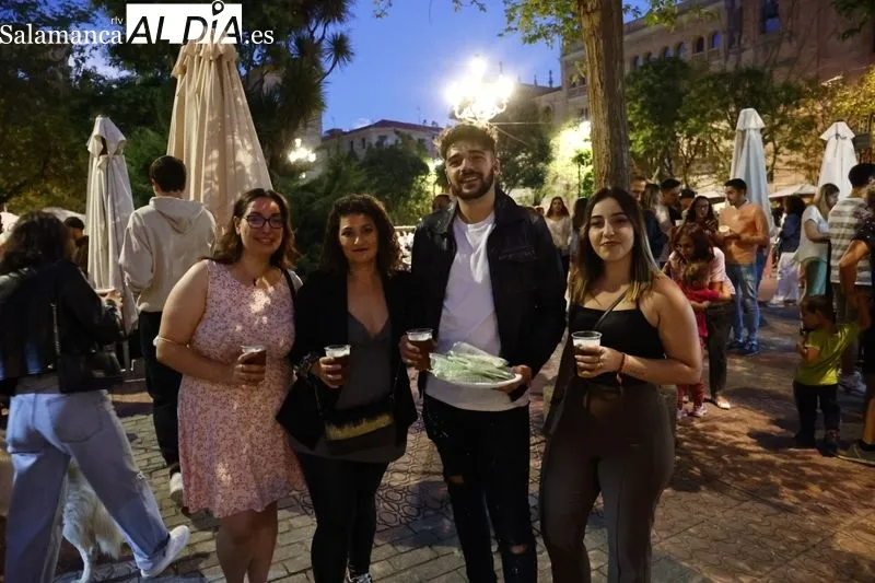 Gran ambiente en la Plaza de los Bandos para disfrutar de las casetas | Fotos: David Sañudo