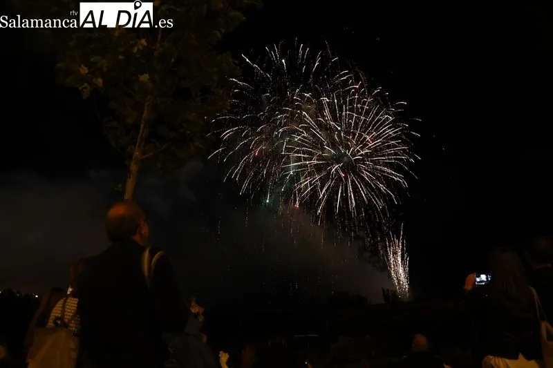 Los fuegos artificiales en los entornos de Puente Romano | Fotos: Sañudo