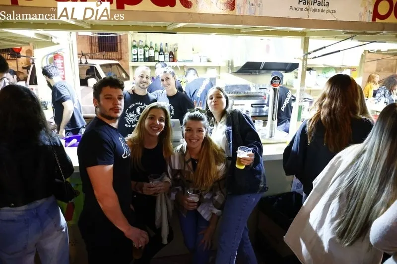 Gran ambiente en la Plaza de los Bandos para disfrutar de las casetas | Fotos: David Sañudo
