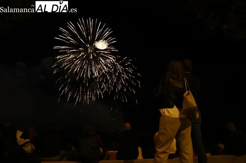 Los fuegos artificiales en los entornos de Puente Romano | Fotos: Sañudo