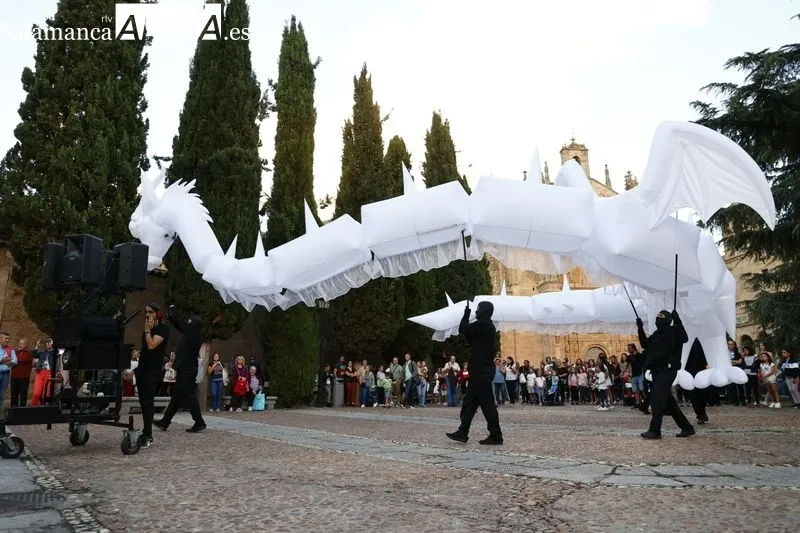 El pasacalles ‘Drakarys’ por el centro de la ciudad | Fotos: David Sañudo