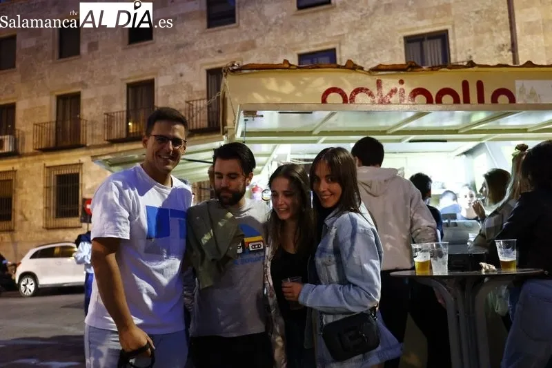 Gran ambiente en la Plaza de los Bandos para disfrutar de las casetas | Fotos: David Sañudo