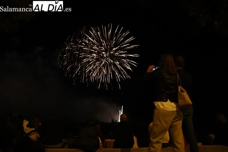Los fuegos artificiales en los entornos de Puente Romano | Fotos: Sañudo