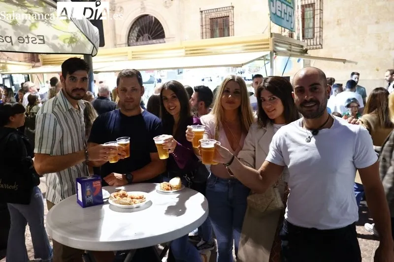 Gran ambiente en la Plaza de los Bandos para disfrutar de las casetas | Fotos: David Sañudo