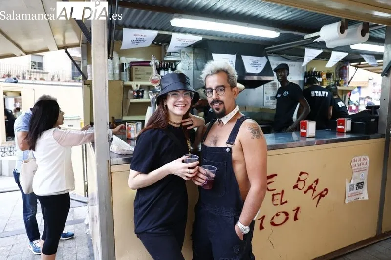 Personas disfrutando de las casetas en la Rúa | Fotos: David Sañudo