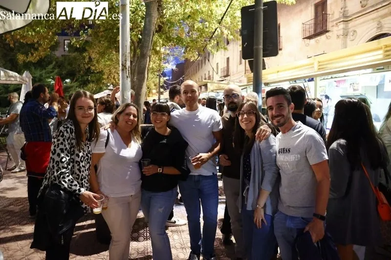 Gran ambiente en la Plaza de los Bandos para disfrutar de las casetas | Fotos: David Sañudo