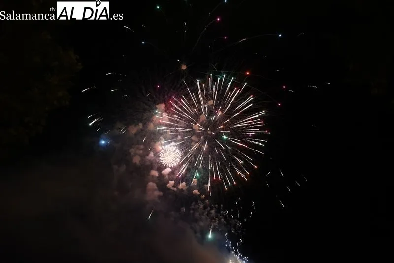 Los fuegos artificiales en los entornos de Puente Romano | Fotos: Sañudo