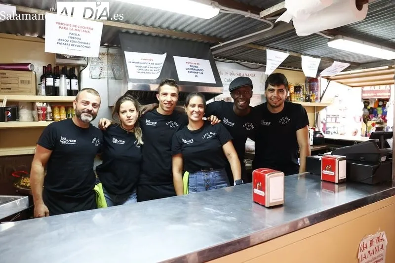 Personas disfrutando de las casetas en la Rúa | Fotos: David Sañudo