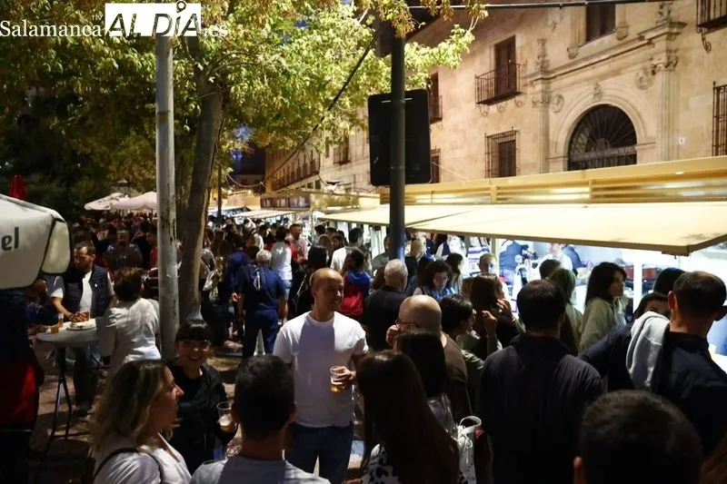 Gran ambiente en la Plaza de los Bandos para disfrutar de las casetas | Fotos: David Sañudo