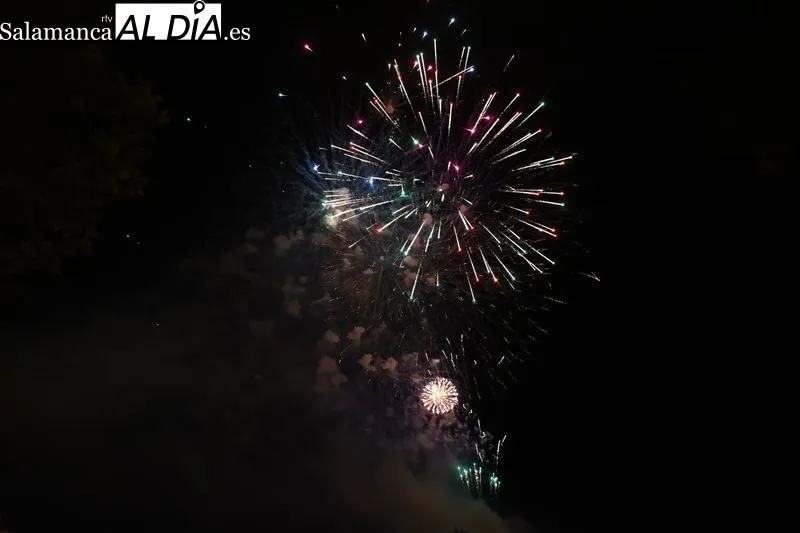 Los fuegos artificiales en los entornos de Puente Romano | Fotos: Sañudo