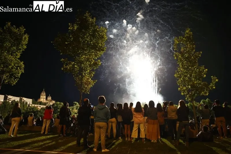 Espectáculo de fuegos artificiales en el Puente Romano | Fotos: David Sañudo