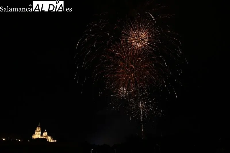 Espectáculo de fuegos artificiales en el Puente Romano | Fotos: David Sañudo