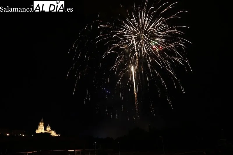 Espectáculo de fuegos artificiales en el Puente Romano | Fotos: David Sañudo