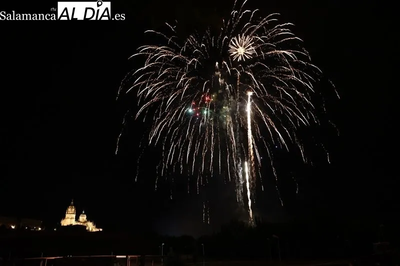 Espectáculo de fuegos artificiales en el Puente Romano | Fotos: David Sañudo