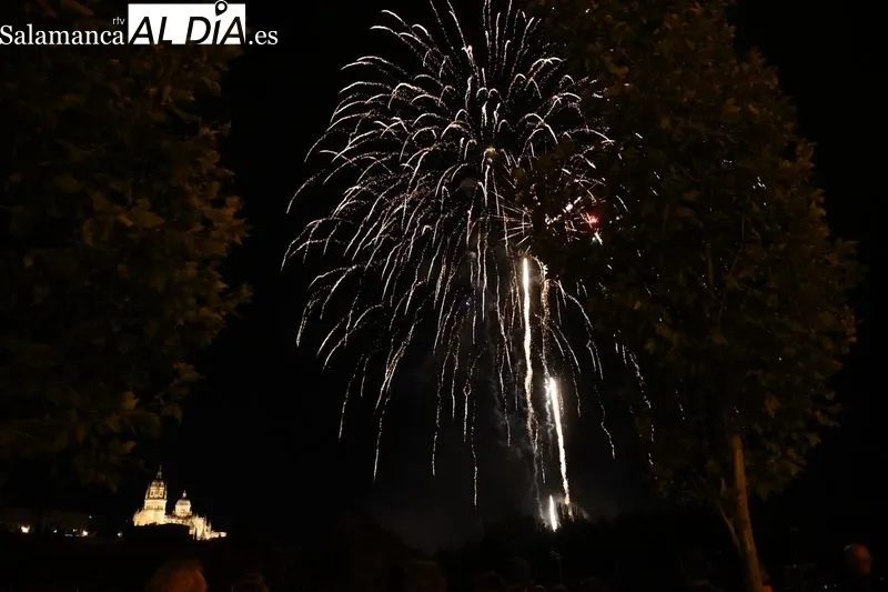 Espectáculo de fuegos artificiales en el Puente Romano | Fotos: David Sañudo