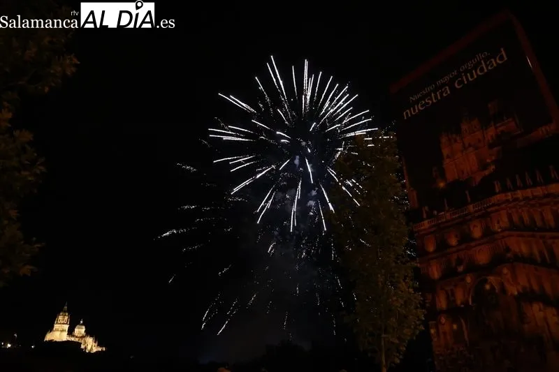 Espectáculo de fuegos artificiales en el Puente Romano | Fotos: David Sañudo