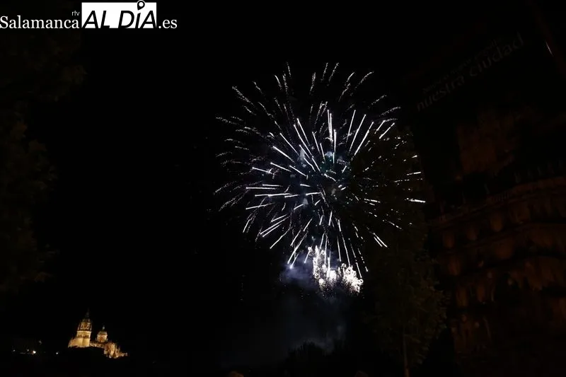 Espectáculo de fuegos artificiales en el Puente Romano | Fotos: David Sañudo