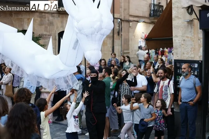 El pasacalles ‘Drakarys’ por el centro de la ciudad | Fotos: David Sañudo