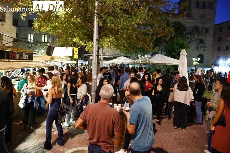 Gran ambiente en la Plaza de los Bandos para disfrutar de las casetas | Fotos: David Sañudo