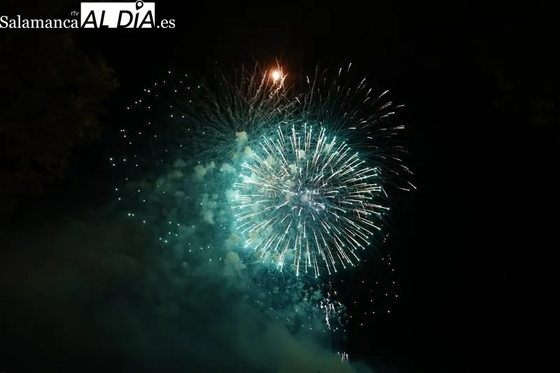 Los fuegos artificiales en los entornos de Puente Romano | Fotos: Sañudo