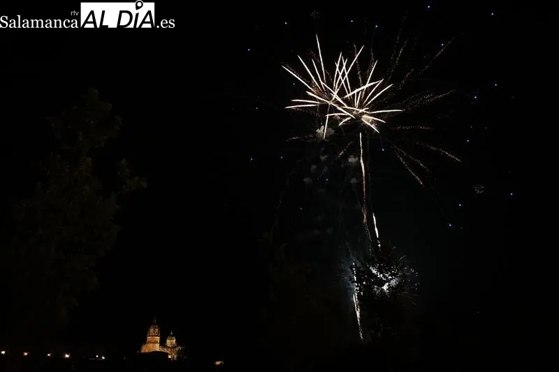 Espectáculo de fuegos artificiales en el Puente Romano | Fotos: David Sañudo
