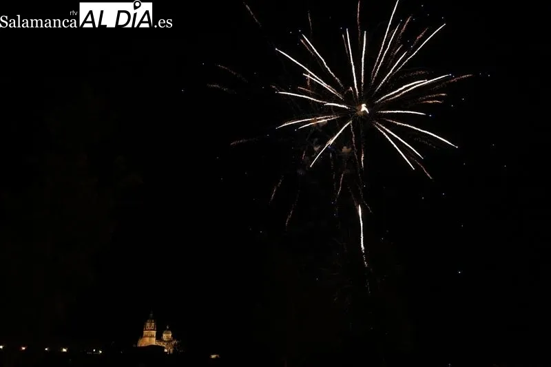 Espectáculo de fuegos artificiales en el Puente Romano | Fotos: David Sañudo