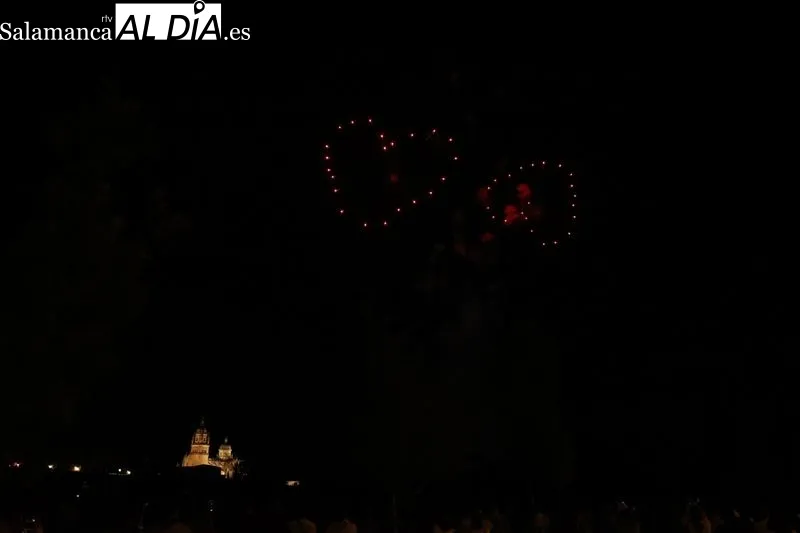 Espectáculo de fuegos artificiales en el Puente Romano | Fotos: David Sañudo