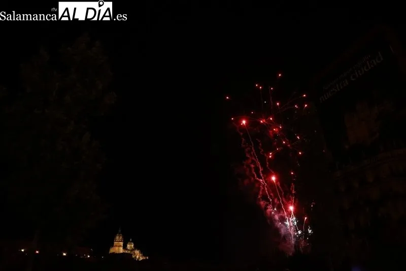 Espectáculo de fuegos artificiales en el Puente Romano | Fotos: David Sañudo