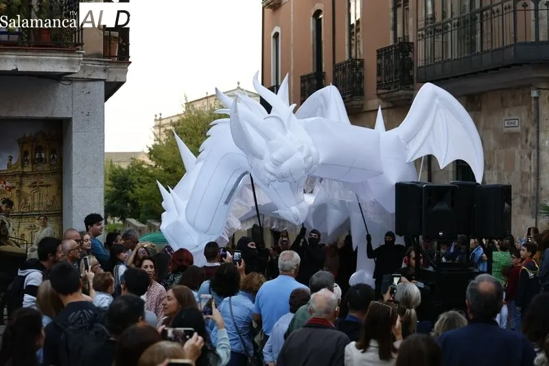 El pasacalles ‘Drakarys’ por el centro de la ciudad | Fotos: David Sañudo