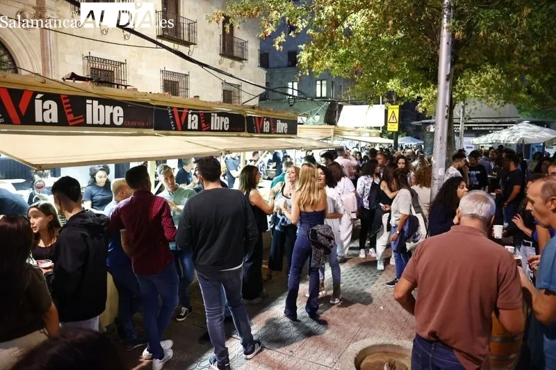 Gran ambiente en la Plaza de los Bandos para disfrutar de las casetas | Fotos: David Sañudo