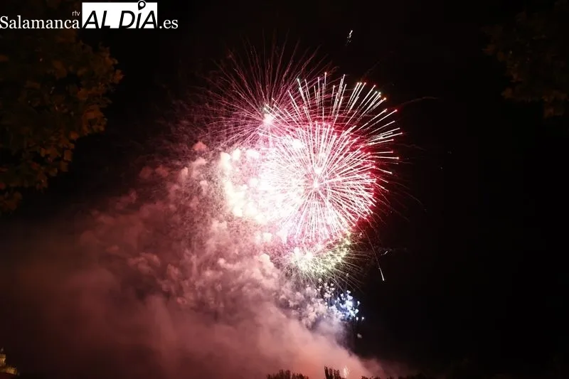 Los fuegos artificiales en los entornos de Puente Romano | Fotos: Sañudo