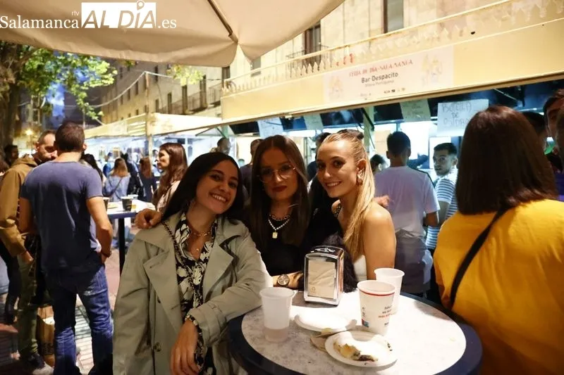 Gran ambiente en la Plaza de los Bandos para disfrutar de las casetas | Fotos: David Sañudo