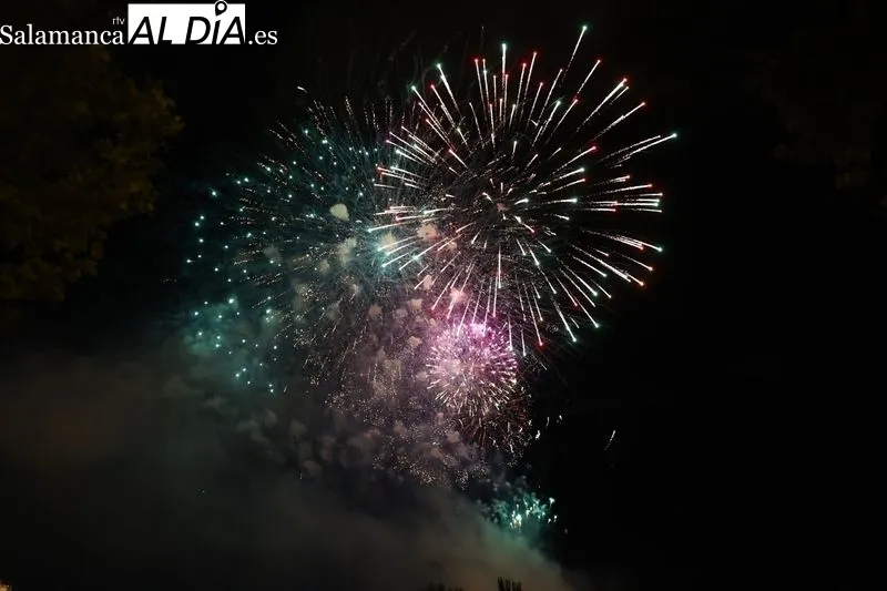 Los fuegos artificiales en los entornos de Puente Romano | Fotos: Sañudo