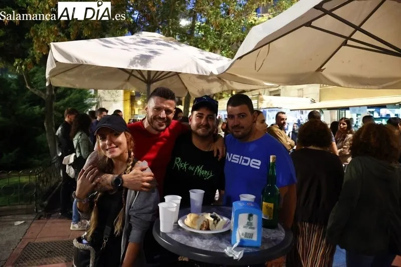 Gran ambiente en la Plaza de los Bandos para disfrutar de las casetas | Fotos: David Sañudo