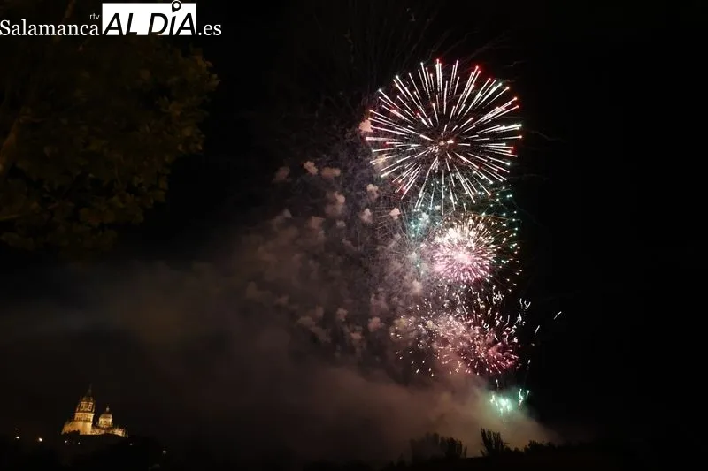 Los fuegos artificiales en los entornos de Puente Romano | Fotos: Sañudo