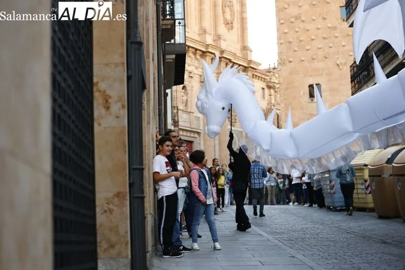 El pasacalles ‘Drakarys’ por el centro de la ciudad | Fotos: David Sañudo