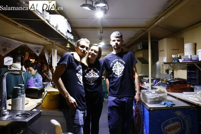 Gran ambiente en la Plaza de los Bandos para disfrutar de las casetas | Fotos: David Sañudo