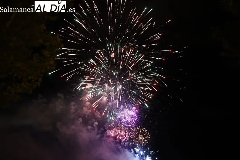 Los fuegos artificiales en los entornos de Puente Romano | Fotos: Sañudo