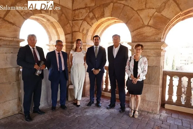 De derecha a izquierda: María Jesús Mancho Duque, patrona de la Fundación Manuel Ramos Andrade; Pedro Pérez Castro, Director del Museo Casa Lis; Álvaro Romero Sánchez-Arjona, Director Cultural de la Fundación Casa de Alba; Jennifer de Castro, gerente del 