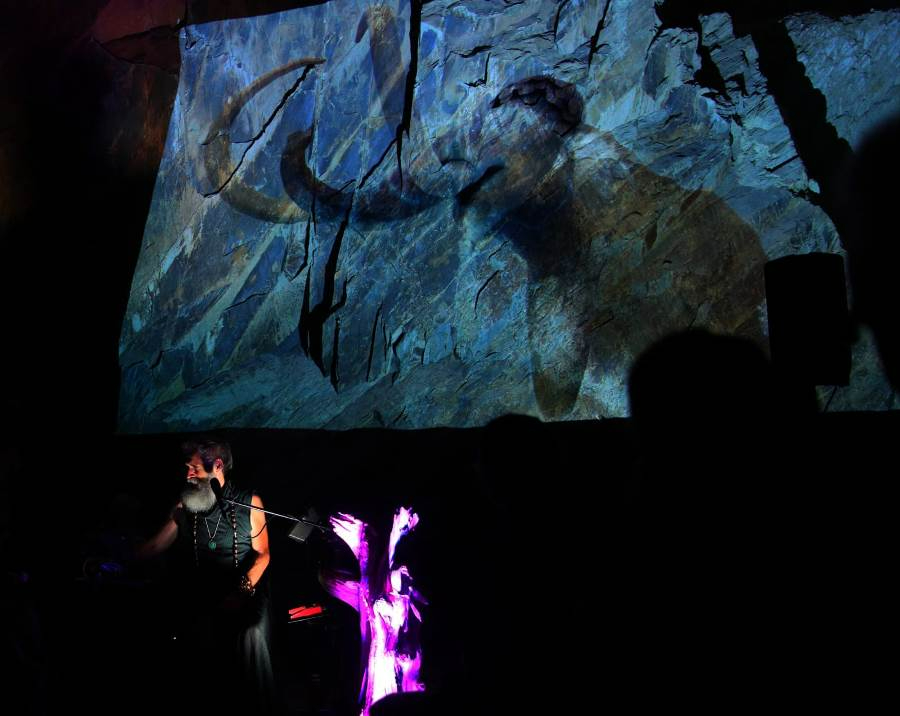 Foto 3 - Silberius de Ura hipnotiza en Siega Verde con su espectáculo Neonymus