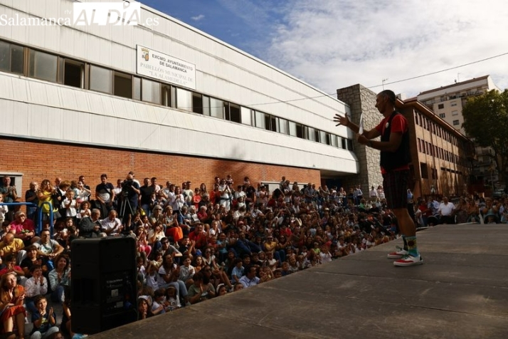 El Mago Oski inaugura el XVI Festival Artes de Calle con la actuación «Un, Dos, Tres, Abracadabra»