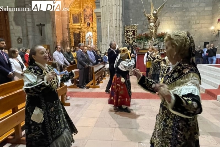 La lluvia cambia los planes de las fiestas patronales pero no puede con el multitudinario fervor a San Miguel Arcángel en Peñaranda