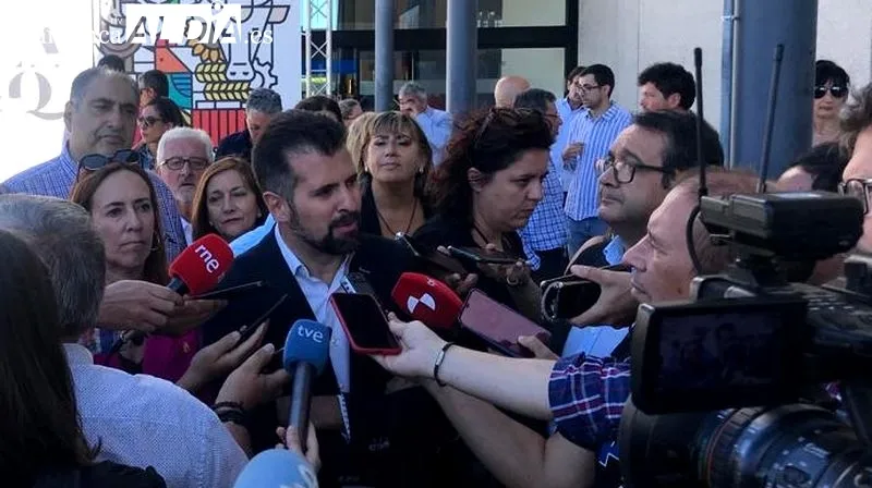 Luis Tudanca, líder del PSOE en CyL, atienda a los medios en Salamaq