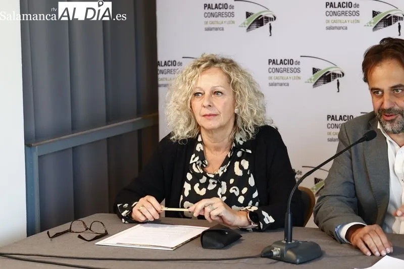 Rueda de prensa del concejal de Turismo y Relaciones con las Universidades, Fernando Castaño, acompañado de la vicerrectora de Estudiantes y Sostenibilidad, Celia Aramburu, y del presidente del Capítulo Salmanticense de Alumni-USAL, Román Álvarez,. Foto d