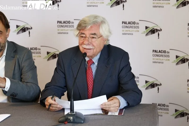 Rueda de prensa del concejal de Turismo y Relaciones con las Universidades, Fernando Castaño, acompañado de la vicerrectora de Estudiantes y Sostenibilidad, Celia Aramburu, y del presidente del Capítulo Salmanticense de Alumni-USAL, Román Álvarez,. Foto d