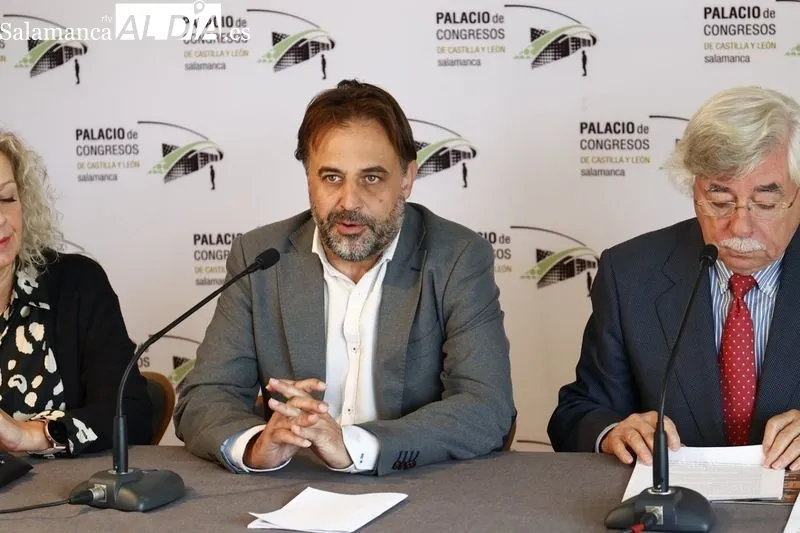 Rueda de prensa del concejal de Turismo y Relaciones con las Universidades, Fernando Castaño, acompañado de la vicerrectora de Estudiantes y Sostenibilidad, Celia Aramburu, y del presidente del Capítulo Salmanticense de Alumni-USAL, Román Álvarez,. Foto d
