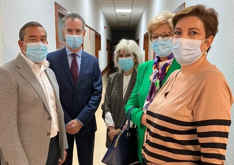 Eloy Ruiz, delegado de la Junta en Salamanca, a la izquierda, junto a otras autoridades, en su visita a la la residencia de la Diputación con motivo del comienzo de las vacunaciones. Foto  @eloy1271