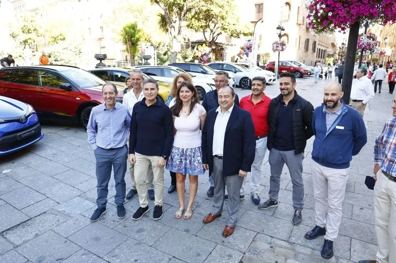 Exposición de vehículos ecológicos en la plaza de los Bandos. Foto de David Sañudo