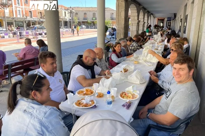 La plaza de la Constituciòn acogía la gran paellada de San Miguel 